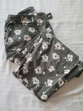 White Stag Floral Print Capri Jeans 20W